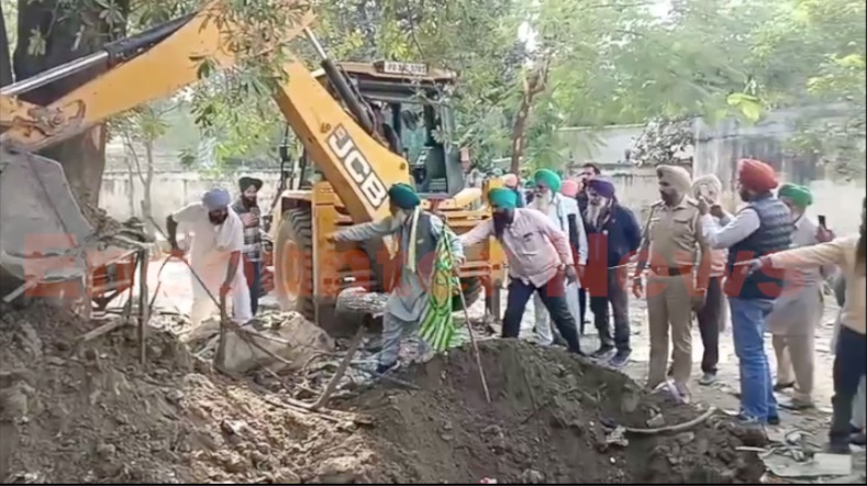 Punjab News: किसानी आंदोलन में गायब ट्रालियों का सामान EO की जमीन से बरामद, देखें वीडियो