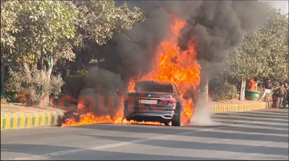 चलती BMW कार में लगी आग, जलकर हुई खाक, देखें वीडियो