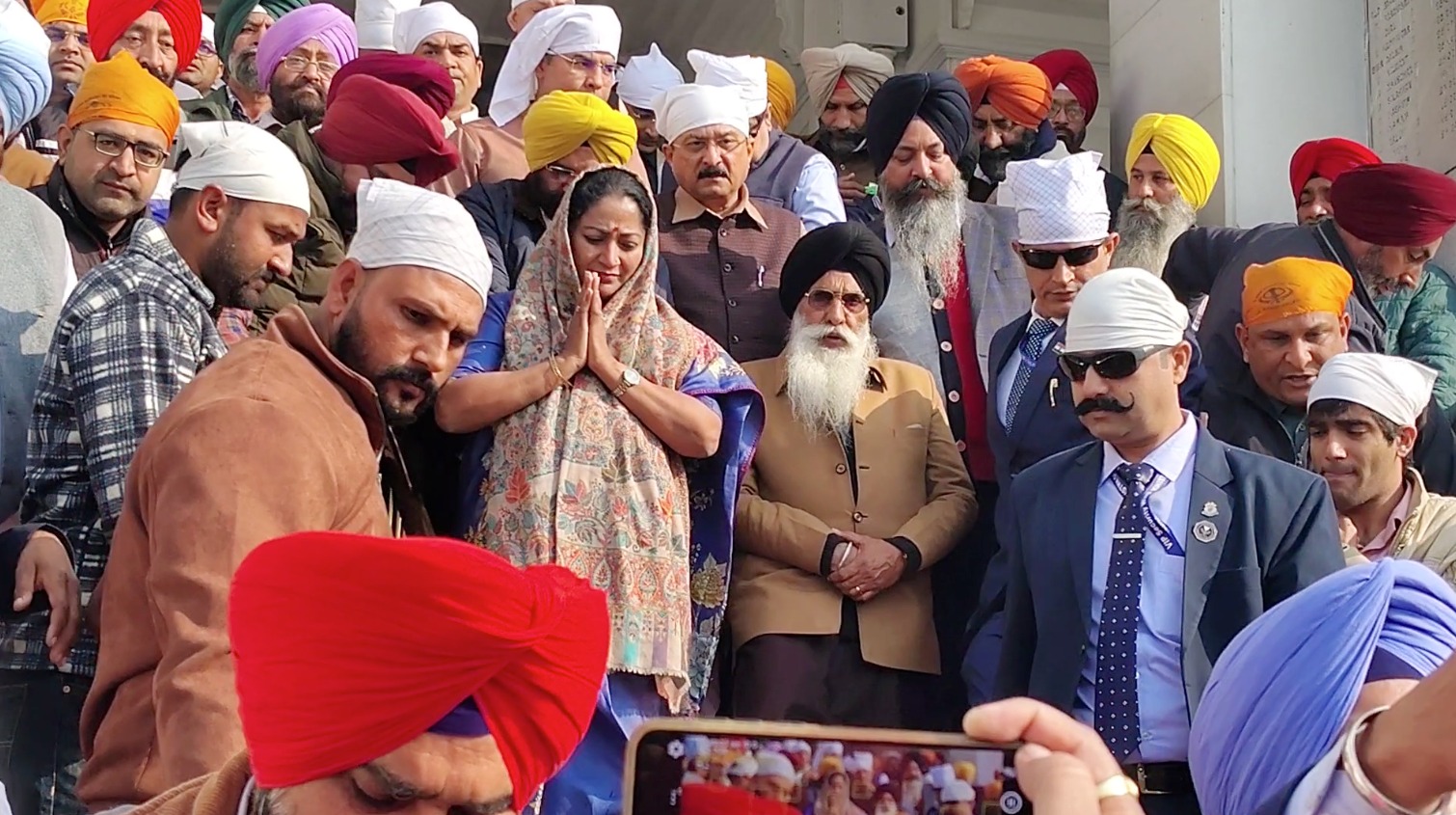 Punjab News: Delhi CM Rekha Gupta कैबिनेट टीम के साथ पहुंची सचखंड श्री हरमंदिर साहिब, देखें वीडियो