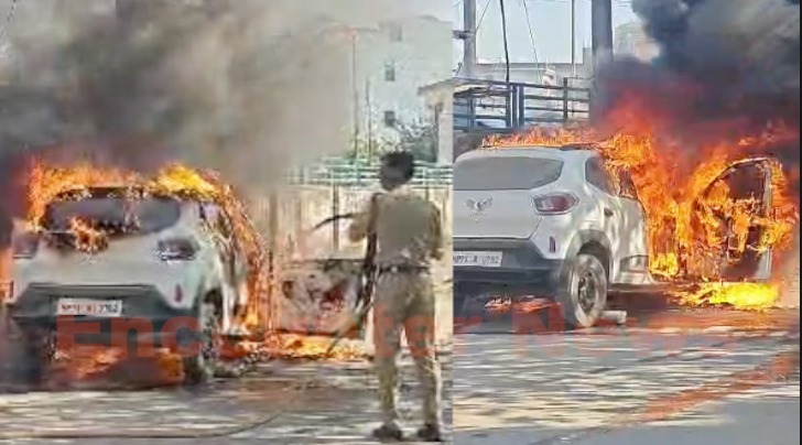 अस्पताल के बाहर खड़ी कार को लगी आग, मची अफरा-तफरी, देखें वीडियो