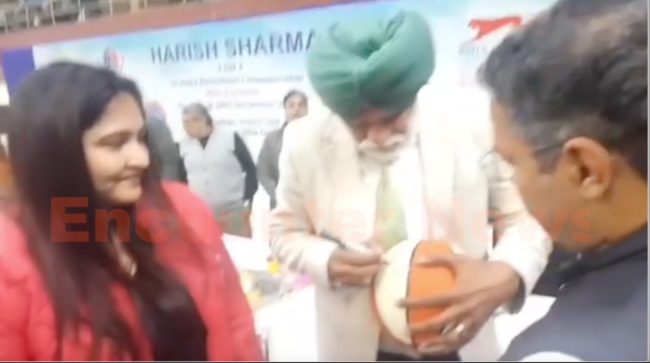 Punjab News: फिर चर्चा में आए अर्जुन पुरस्कार विजेता सज्जन चीमा, Deputy CM ने लिया ऑटोग्राफ, देखें वीडियो