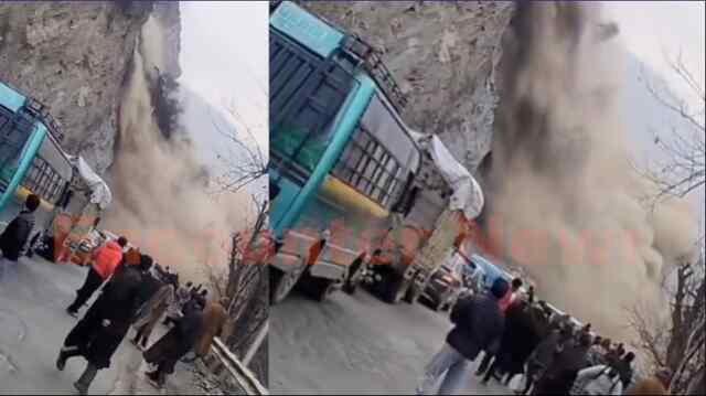 Baramulla में भारी Landslide से Highway हुआ बंद, लोगों में मची भगदड़, देखें वीडियो