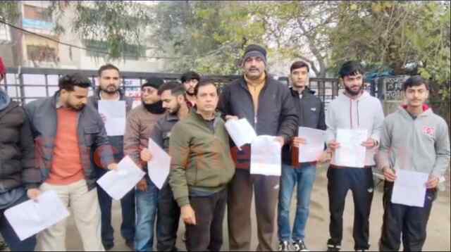 Jalandhar News: RTO Driving Test Track पर लगे ताले, अपॉयमेंट लेकर पहुंचे लोगों में भारी रोष, देखें वीडियो