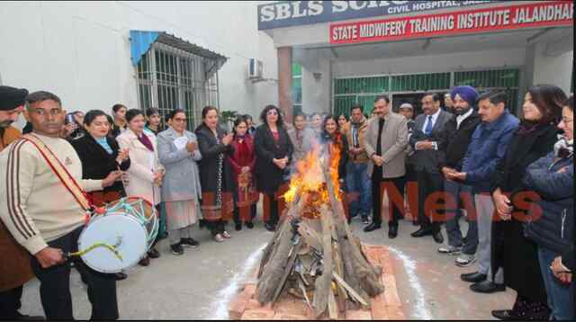 Jalandhar News: लोहड़ी के पर्व पर कलाकारों और पुलिस ने दी बधाई, देखें वीडियो