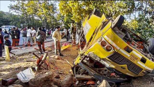 मातम में बदली खुशियां, शादी में जा रहे लोगों की बस पलटी, 9 की मौत, देखें वीडियो