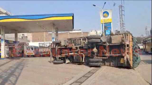 Punjab News: पेट्रोल पंप के बाहर पलटा धागे से भरा ओवरलोड ट्रक, देखें वीडियो