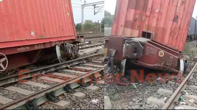 रेलवे स्टेशन के पास हुआ हादसा, 2 हिस्सों में बंटी ट्रेन, देखें वीडियो