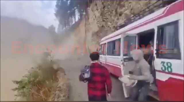 पहाड़ों से गिरा मलबा, बाल-बाल बची यात्रियों से भरी बस, मचा हड़कंप, देखें वीडियो