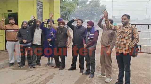 Jalandhar News: बस स्टैंड पर कर्मियों ने खोला मोर्चा, किया बसें बंद का ऐलान, देखें वीडियो