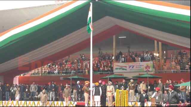 Punjab News: देशभक्ति के नारों से गूंजा श्री गुरु नानक स्टेडियम, कैबिनेट मंत्री हरदीप मुंडियां ने फहराया तिरंगा, देखें वीडियो