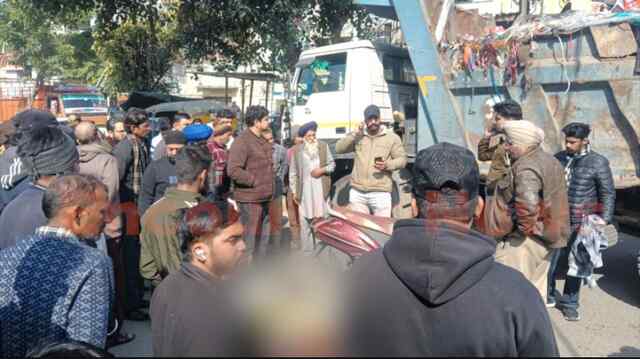 Jalandhar News: एक्टिवा और कूड़े के टिप्पर की टक्कर में महिला की मौत, चालक फरार, देखें Live