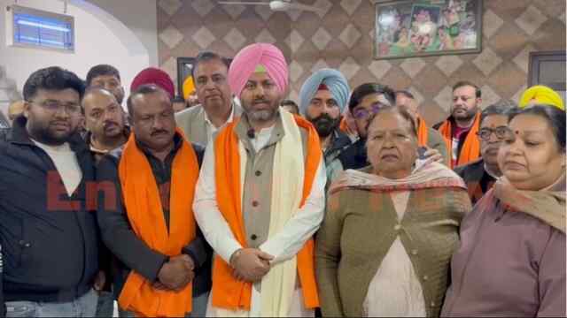 Punjab News: कांग्रेस को झटका, 2 बार प्रधान रह चुके विनोद कुमार गुप्ता पूरा परिवार समर्थकों सहित निर्दलीय पार्टी में शामिल, देखें वीडियो