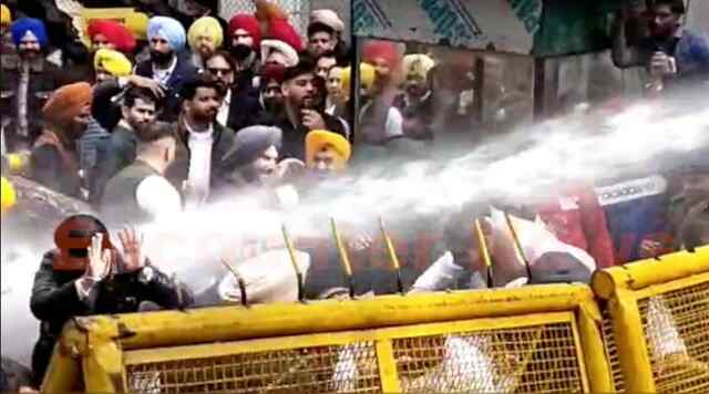 Punjab News: प्रताप बाजवा के खिलाफ आप का प्रदर्शन, भारी हंगामा, पुलिस ने किया वाटर कैनन का इस्तेमाल, देखें Live Punjab News: प्रताप बाजवा के खिलाफ आप का प्रदर्शन, भारी हंगामा, पुलिस ने किया वाटर कैनन का इस्तेमाल, देखें Live