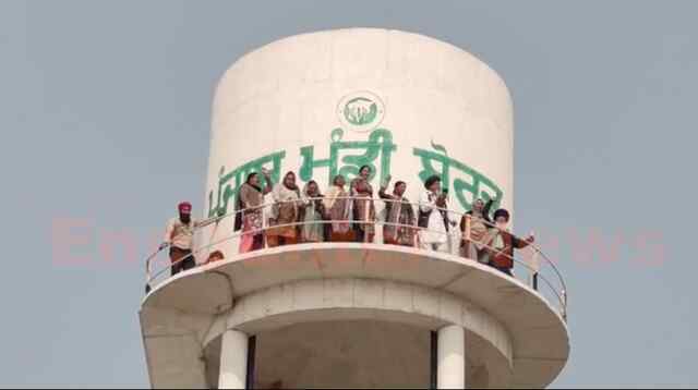 Jalandhar News: सुबह प्रशासन ने हटाए लतीफपुरा से अवैध कब्जे, अब पानी की टंकी पर चढ़े लोग, देखें वीडियो