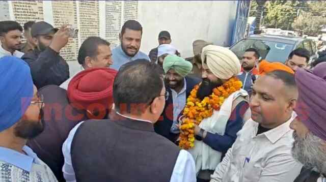 Jalandhar News: प्रताप बाजवा पर भड़के, एससी आयोग के चेयरमैन जसवीर गढ़ी, शायरी अंदाज में दिया जवाब, देखें वीडियो