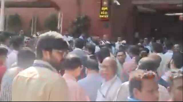 भूकंप के तेज झटकों में घरों और दफ्तरों से बाहर निकले लोग, देखें वीडियो