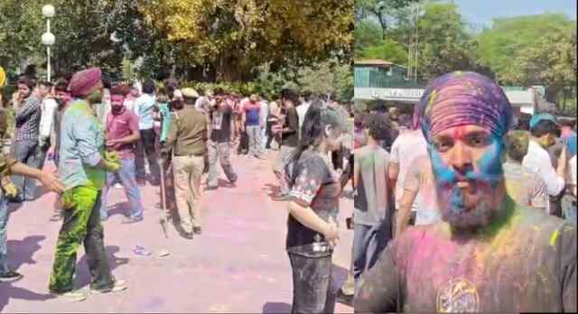 होली पर हुल्लड़बाजों के खिलाफ पुलिस का एक्शन, युवाओं को खदेड़ा, देखें वीडियो