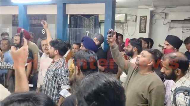 Jalandhar News: RTO Office में लोगों ने किया भारी हंगामा, देखें वीडियो