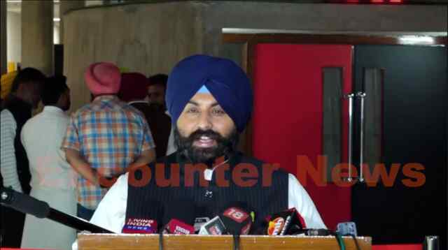 Punjab News: कांग्रेस नेताओं के विवादित बयानो पर शिक्षा मंत्री का पलटवार, LPG के दामों को लेकर साधा निशाना, देखें वीडियो