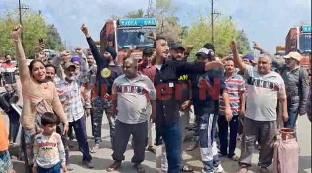 Punjab News: LPG Cylinder ना मिलने से लोग परेशान, किया रोड जाम, पुलिस से हुई तीखी नोंक-झोक, देखें वीडियो
