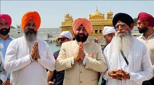 Punjab News: राज्यपाल लेफ्टिनेंट जनरल Gurmeet Singh सचखंड श्री दरबार साहिब हुए नतमस्तक, देखें वीडियो