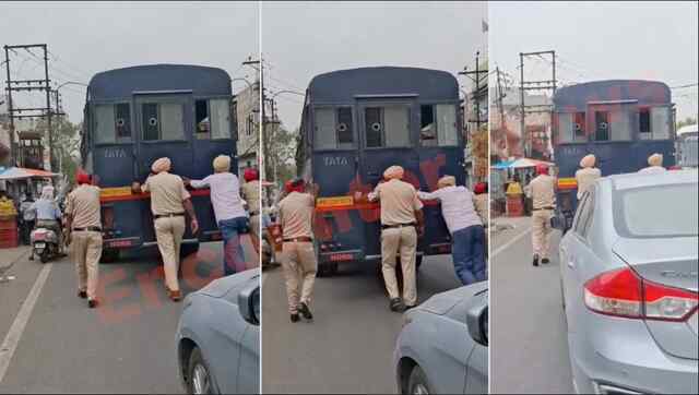 Punjab News: कैदियों को ले जा रही बस हुई खराब, पुलिस कर्मियों ने लगाया धक्का, देखें वीडियो