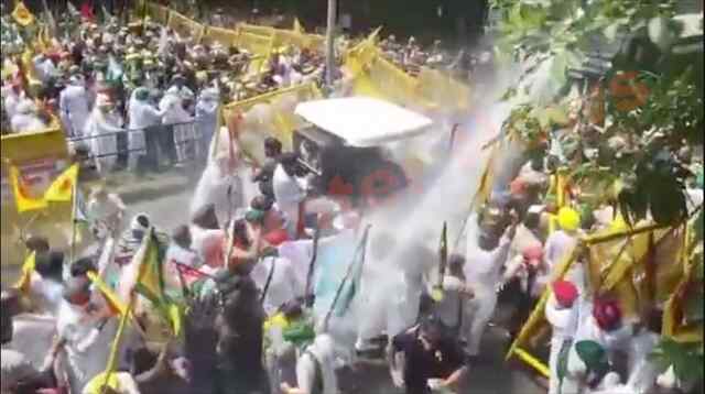 Punjab News: केंद्र खिलाफ किसानों का प्रदर्शन, गरमाया माहौल, आंसू गैस और वाटर कैनन का किया इस्तेमाल, देखें वीडियो
