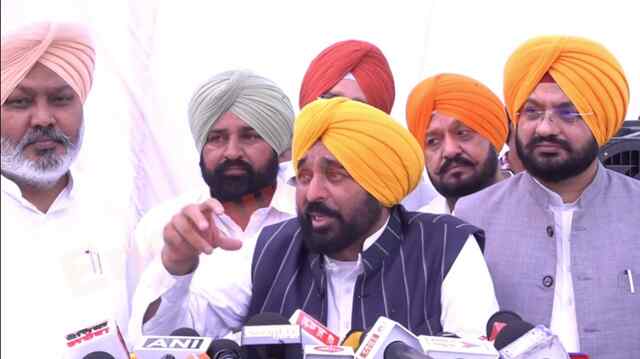 Punjab News: CM Mann का PM Modi पर तंज, कहा- खुद कर रहे विदेश यात्रा, देश को लगा रहे ताला, देखें Live