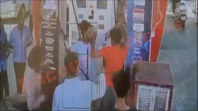 Punjab News: Petrol Pump पर 20 रुपये के नोट को लेकर हुआ जमकर हंगामा, एक-दूसरे को जड़े थप्पड़, देखें CCTV