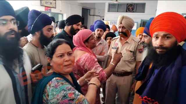Punjab News: बंद गली में दरवाजा खोलने को लेकर 2 गुट आपस में भिड़े, हुई फायरिंग, देखें वीडियो