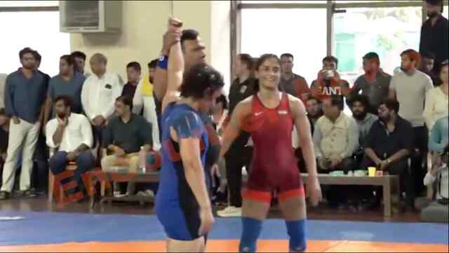 Vinesh Phogat एशियान गेम्स से हुई बाहर, सेमीफाइनल में Meenakshi Goyat ने पटका, देखें वीडियो