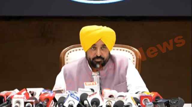 Punjab News: स्कूलों के खिलाफ CM Mann का एक्शन, एक्स्ट्रा फीस वापिस करने के आदेश जारी, देखें Live