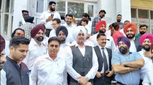 Punjab News: वकीलों ने की कलम छोड़ हड़ताल, इस मामले को रद्द करने की मांग, देखें वीडियो