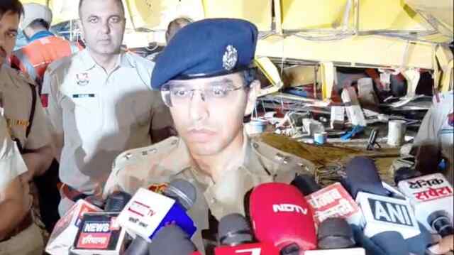 Flyover पर क्रेन पलटने से 3 की मौत, 4 का किया Rescue, DCP का आया बयान, देखें वीडियो