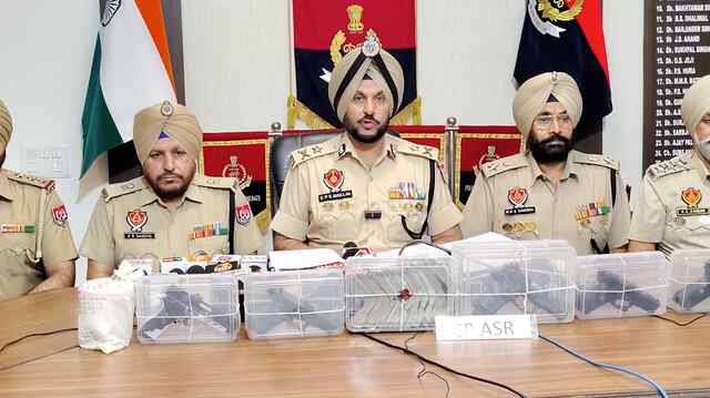 Punjab News: अफगान नागरिक समेत 6 तस्कर 1 किलो हेरोइन और 5 पिस्तौल के साथ गिरफ्तार, देखें वीडियो