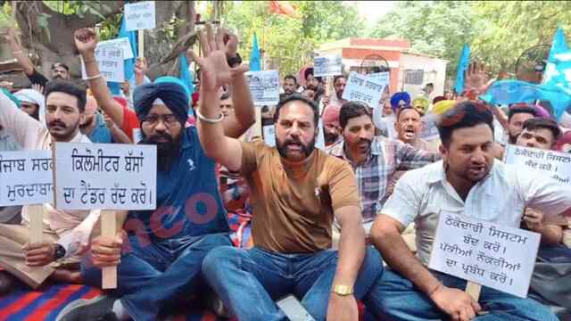Punjab News: पीआरटीसी कर्मचारियों का मांगों को लेकर चक्का जाम, यात्री भटके
