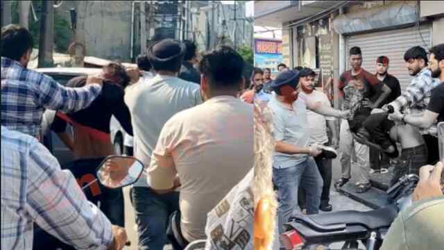 Jalandhar News: Chawla Mobile Shop पर हुई Firing, एक काबू, जमकर की छित्तर परेड, देखें वीडियो