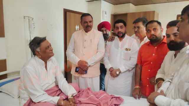 Jalandhar News: मनोरजंन कालिया का हाल जानने पहुंचे विजय सांपला, देखें वीडियो