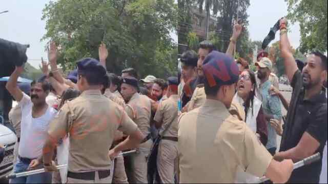 NSUI का NEET घोटाले को लेकर प्रदर्शन, कई कार्यकर्ता हिरासत में, देखें वीडियो