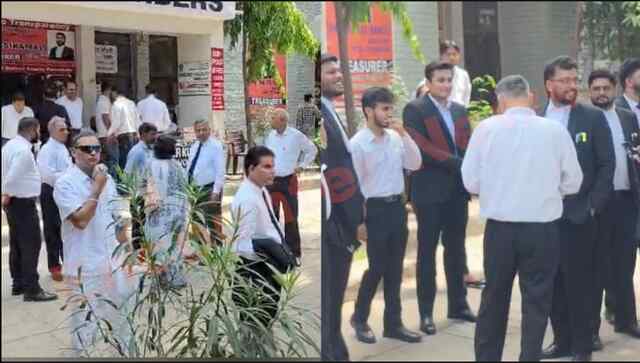 मारपीट के मामले में वकीलों ने की हड़ताल, देखें वीडियो
