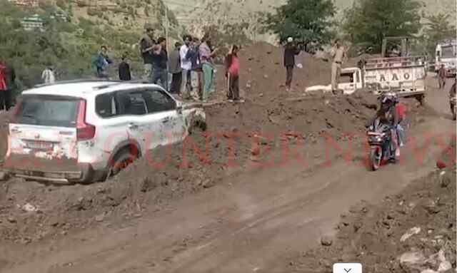 बारिश का कहरः काजा-किन्नौर-शिमला को जोड़ने वाला National Highway हुआ बंद, मलबे में दबी गाड़ियां, देखें वीडियो