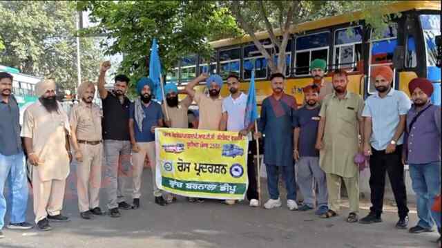 Punjab News: पीआरटीसी कांट्रैक्ट वर्कर्स की हड़ताल, 9 डिपो पूरी तरह बंद, देखें वीडियो
