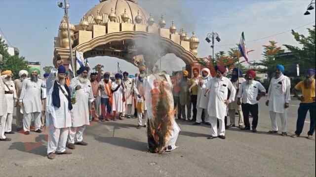 Punjab News: PM Modi दौरे से पहले भारत-अमेरिका डील के विरोध में किसानों का प्रदर्शन, फूंका पुतला, देखें वीडियो