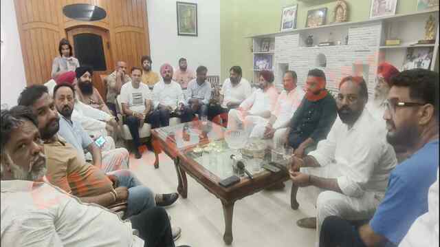 Punjab News: पूर्व CM चन्नी ने लिया बड़ा एक्शन, कई चेहरों को पार्टी से किया बाहर, देखें वीडियो