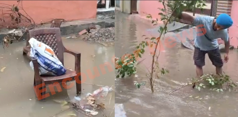 Punjab News: नगर निगम की लापरवाही, बारिश में खुला पड़ा 10 फीट गहरा सीवर, साइकिल समेत गिरे बुजुर्ग, देखें वीडियो