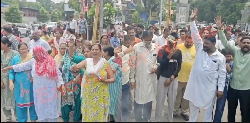 Jalandhar News: नगर निगम दफ्तर के बाहर कर्मियों का प्रदर्शन, देखें वीडियो