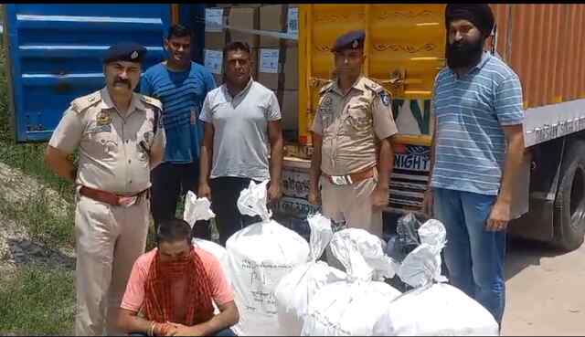 डेढ़ किवंटल भुक्की सहित ट्रक चालक पकड़ा