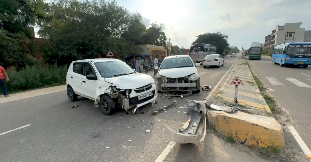 ऊना: रक्कड़ में टकराई कारें व बाइक ऊना: रक्कड़ में टकराई कारें व बाइक