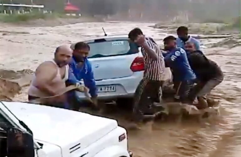 जेजों खड्ड के तेज बहाव में बह रही कार को लोगों ने पकड़ा, बड़ा हादसा टला 