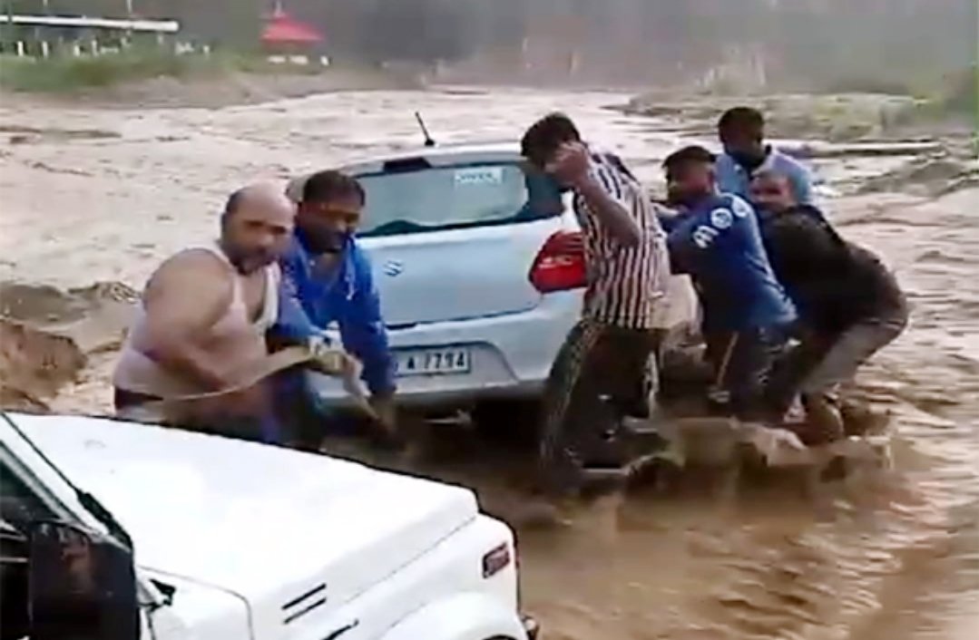 जेजों खड्ड के तेज बहाव में बह रही कार को लोगों ने पकड़ा, बड़ा हादसा टला 